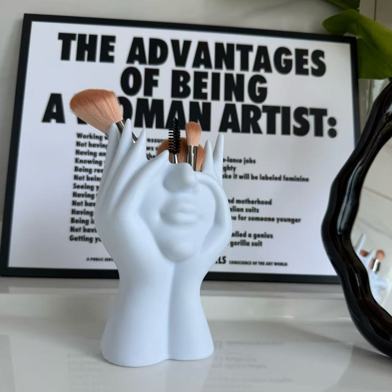 🎁TikTok Last Day Sale - 70% OFF🎉Creative hand-shaped makeup brush holder  flower stand