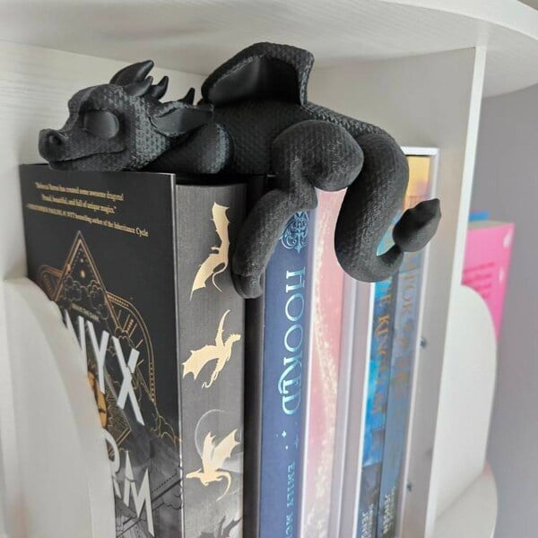 🔥🔥2025 Mother's Day Gift 49% Off--📚3D Printing Sleeping Bookshelf Dragon