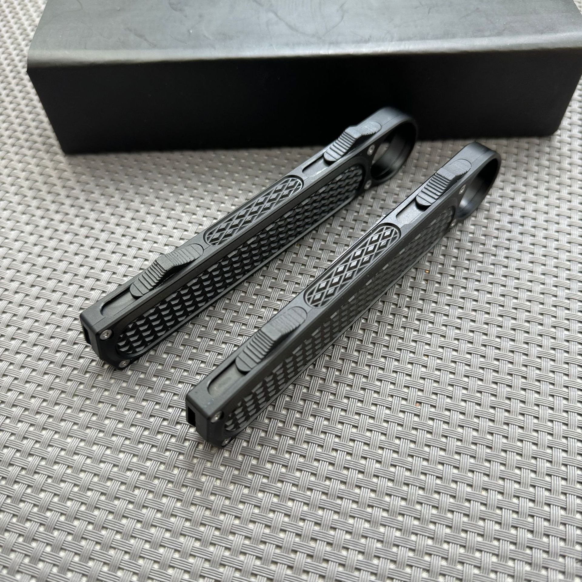 Double push button structure finger ring aluminum alloy handle OTF knife