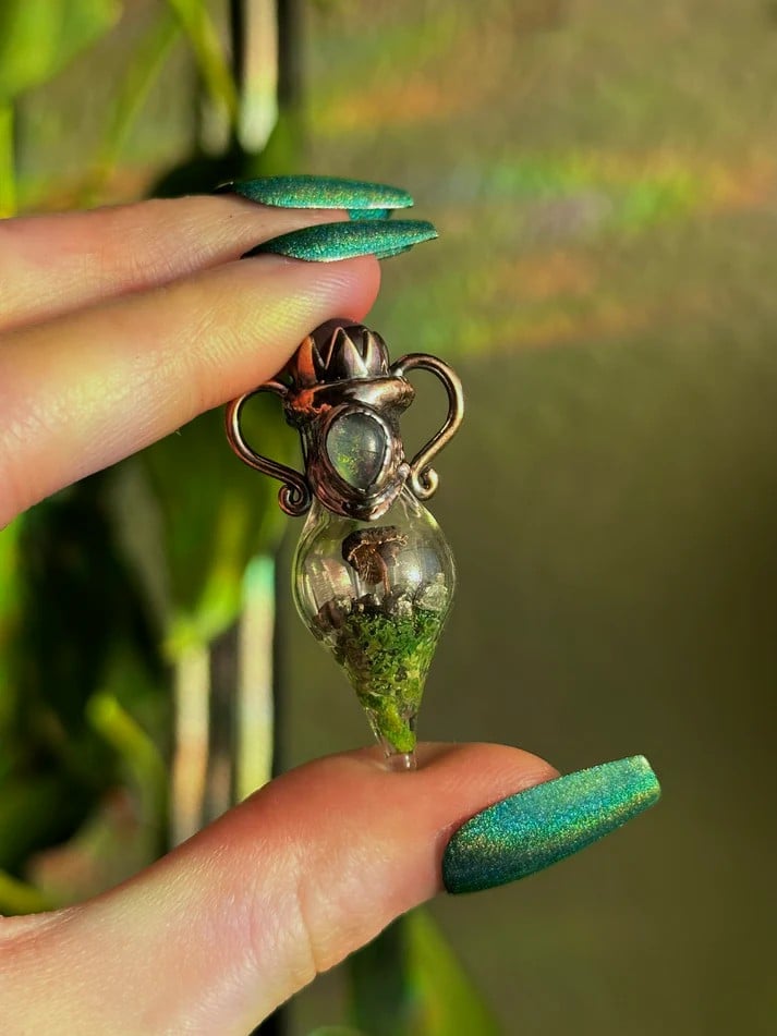 Mini Mushroom Terrarium Pendant – A Tiny Sanctuary of Serenity