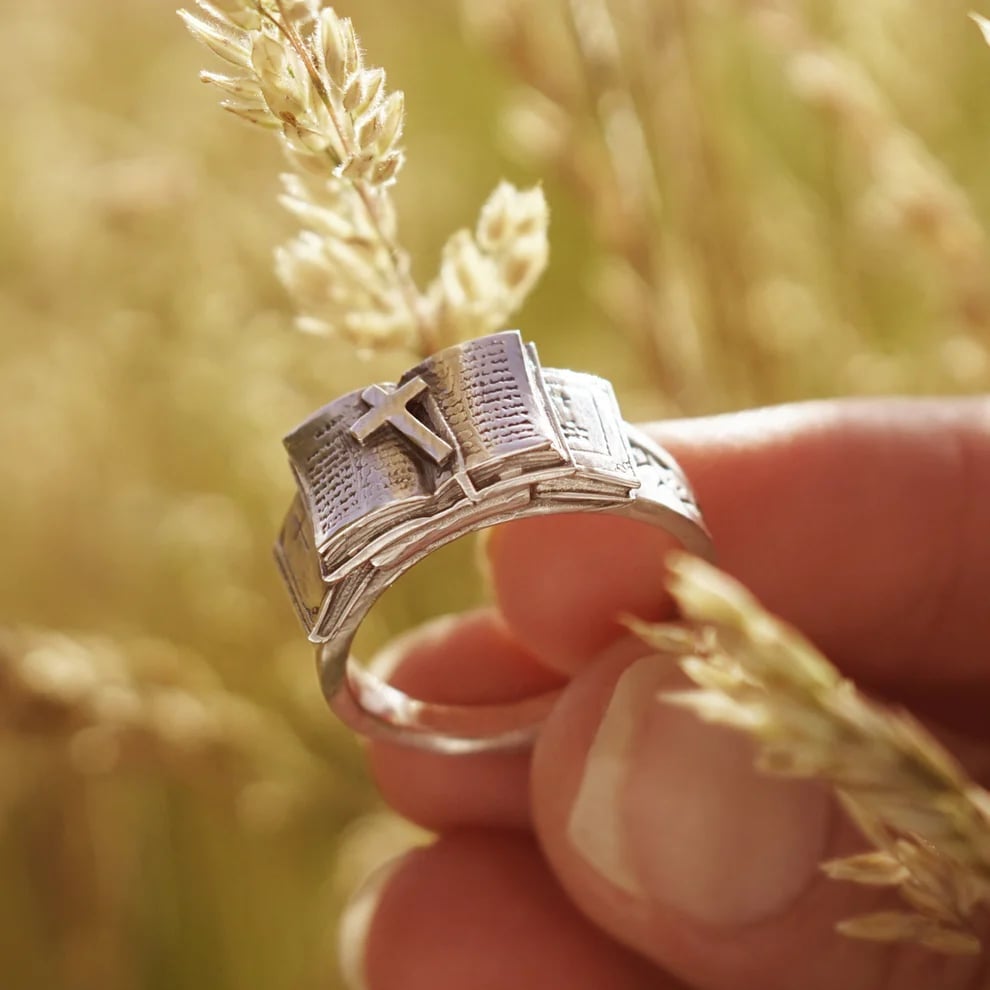 ✝️Handcrafted Bible Ring with Cross – A Sacred Companion of Faith (𝐒𝐭𝐞𝐯𝐞 𝐑𝐨𝐞𝐬 𝐇𝐚𝐧𝐝𝐦𝐚𝐝𝐞®)
