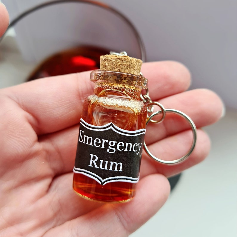 🥃Funny Emergency Liquor Keychain – Mini Bottle for Quick Relief!