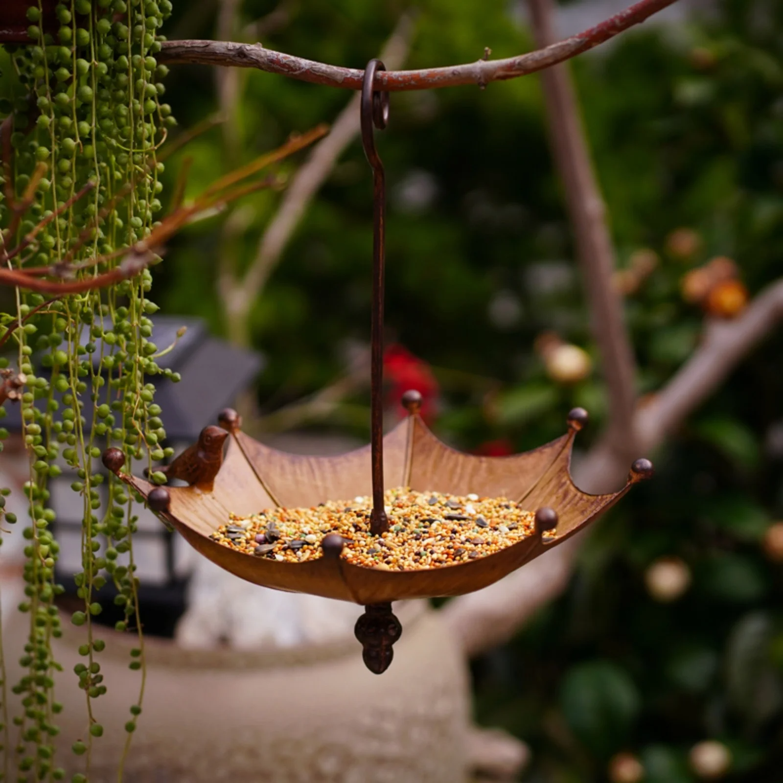 Umbrella Shaped Bird Feeder, Metal Garden Decoration for Hummingbirds, Bees, Butterfly