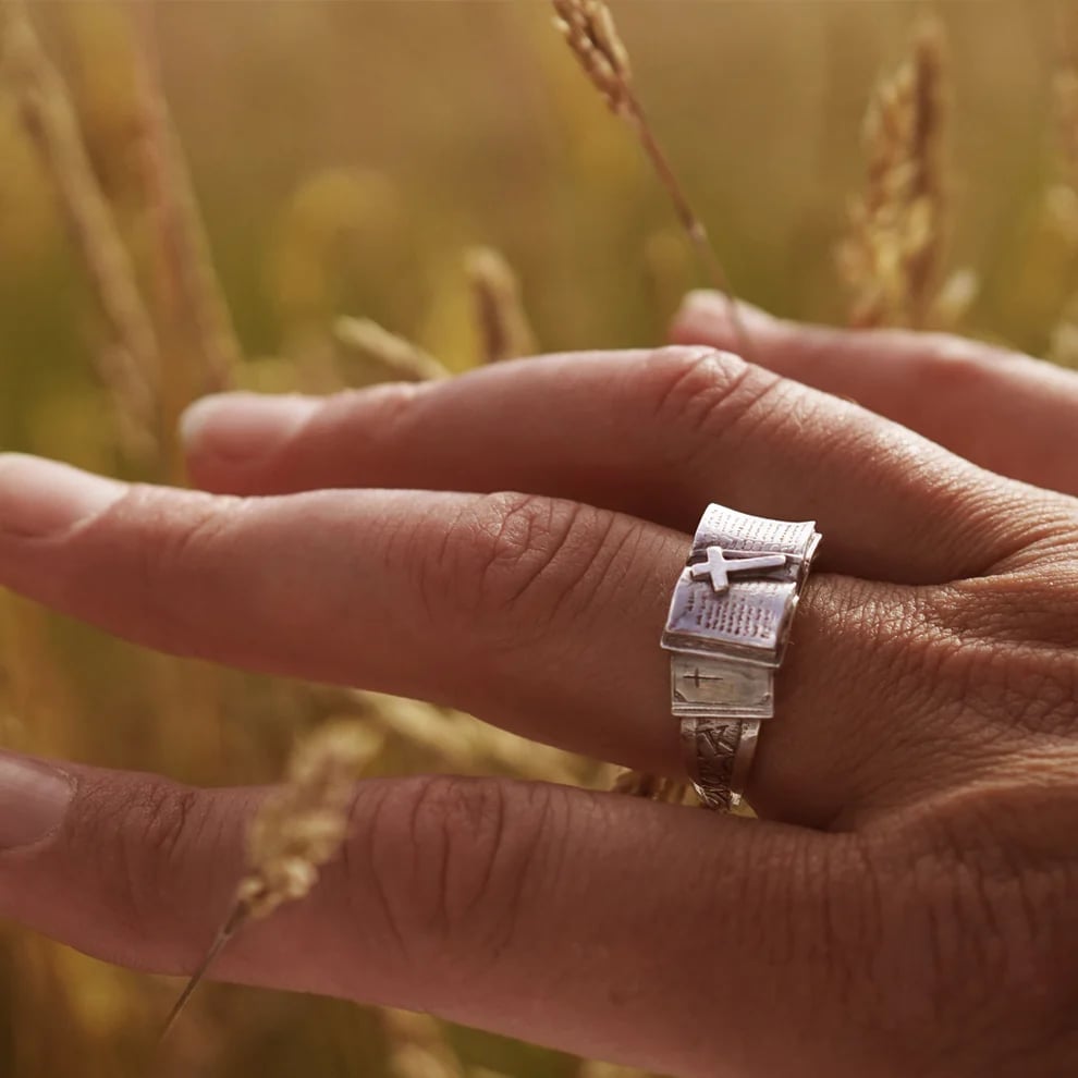 ✝️Handcrafted Bible Ring with Cross – A Sacred Companion of Faith (𝐒𝐭𝐞𝐯𝐞 𝐑𝐨𝐞𝐬 𝐇𝐚𝐧𝐝𝐦𝐚𝐝𝐞®)