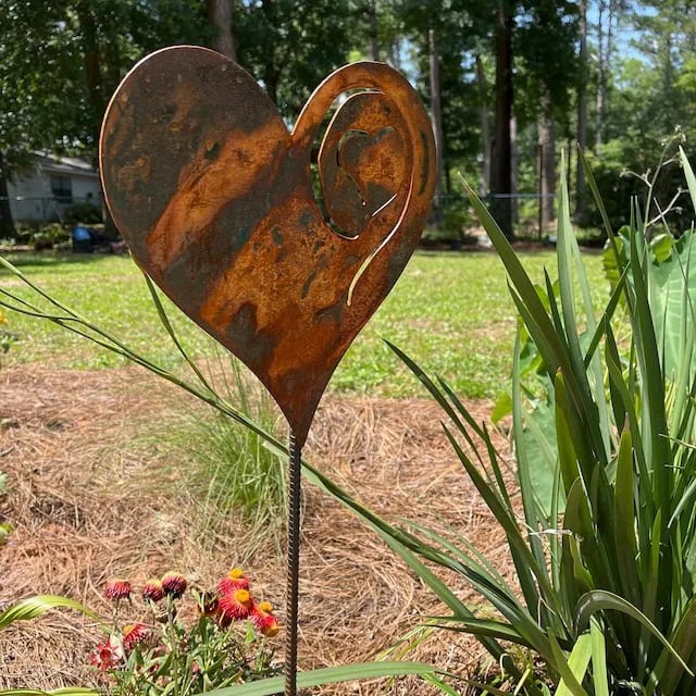 (🎁2024 New Year Hot Sale🎁)A Rusted Heart Stake in the Garden