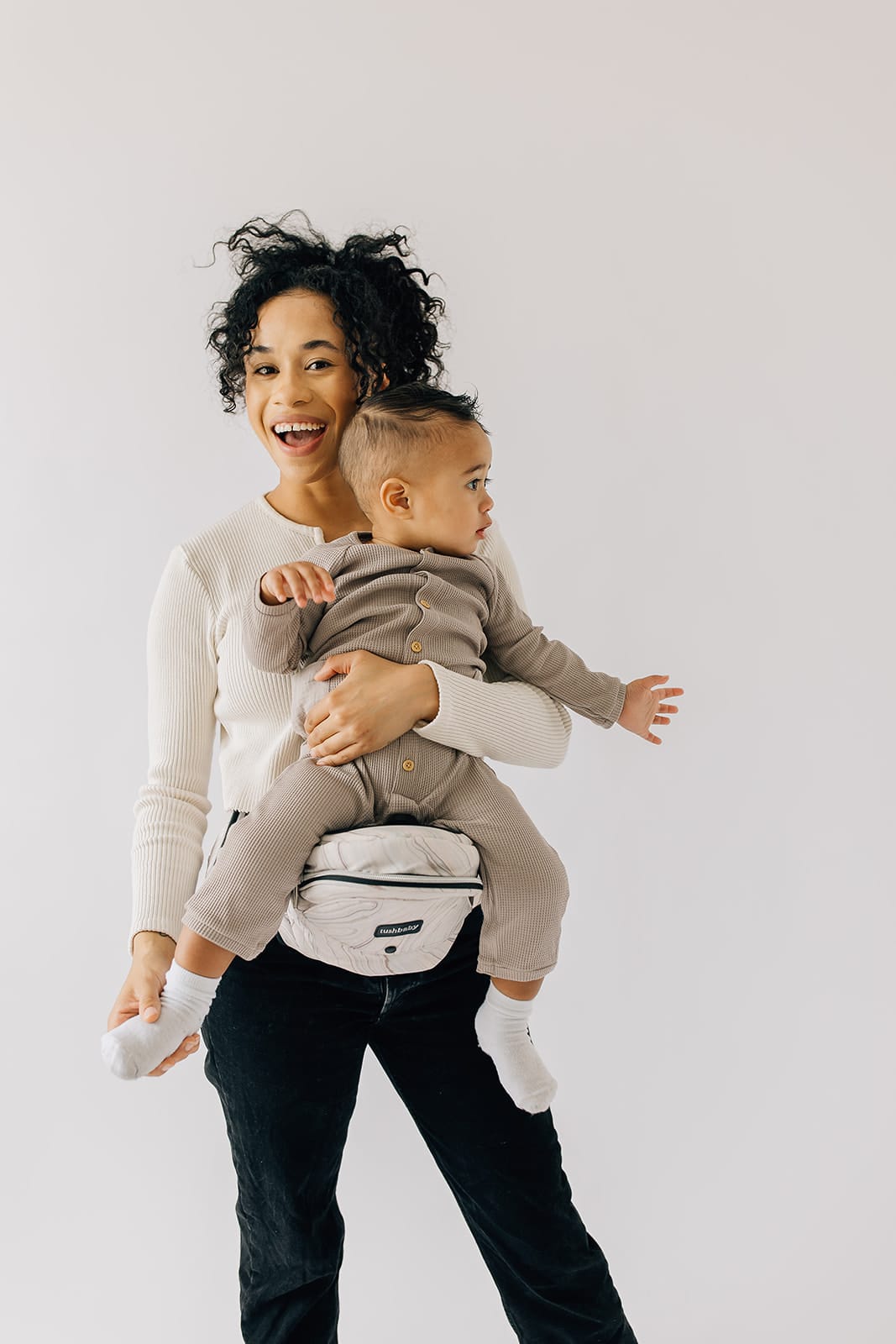 Hands free baby hip carrier