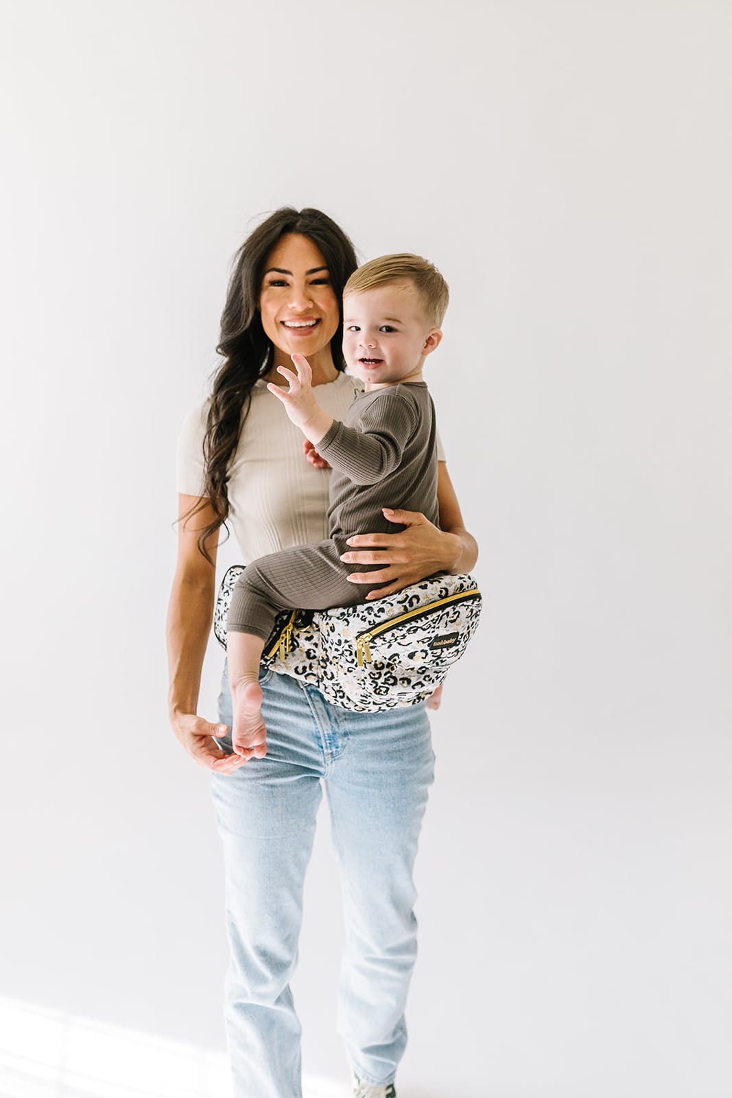 Hands free baby hip carrier