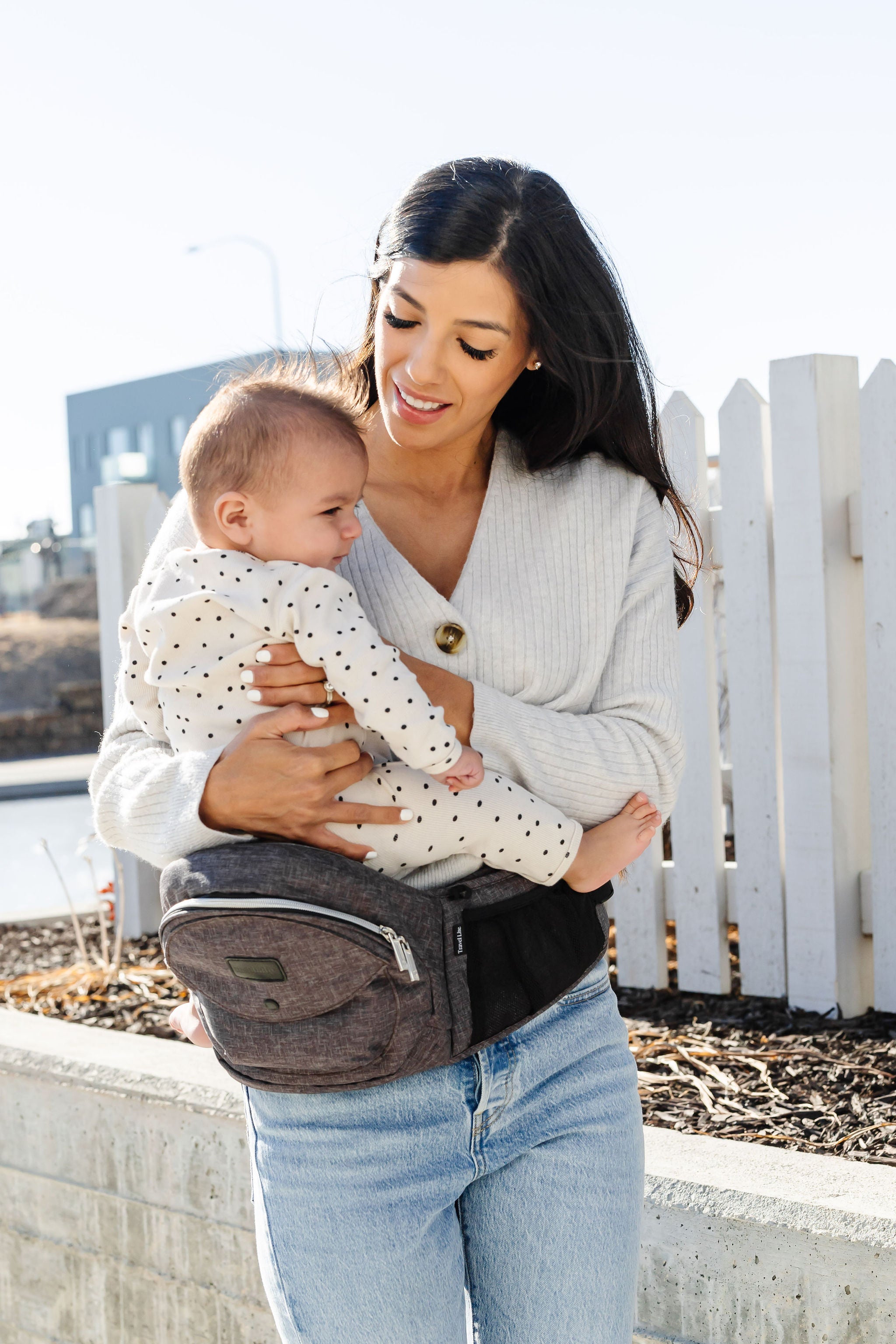 Hands free baby hip carrier