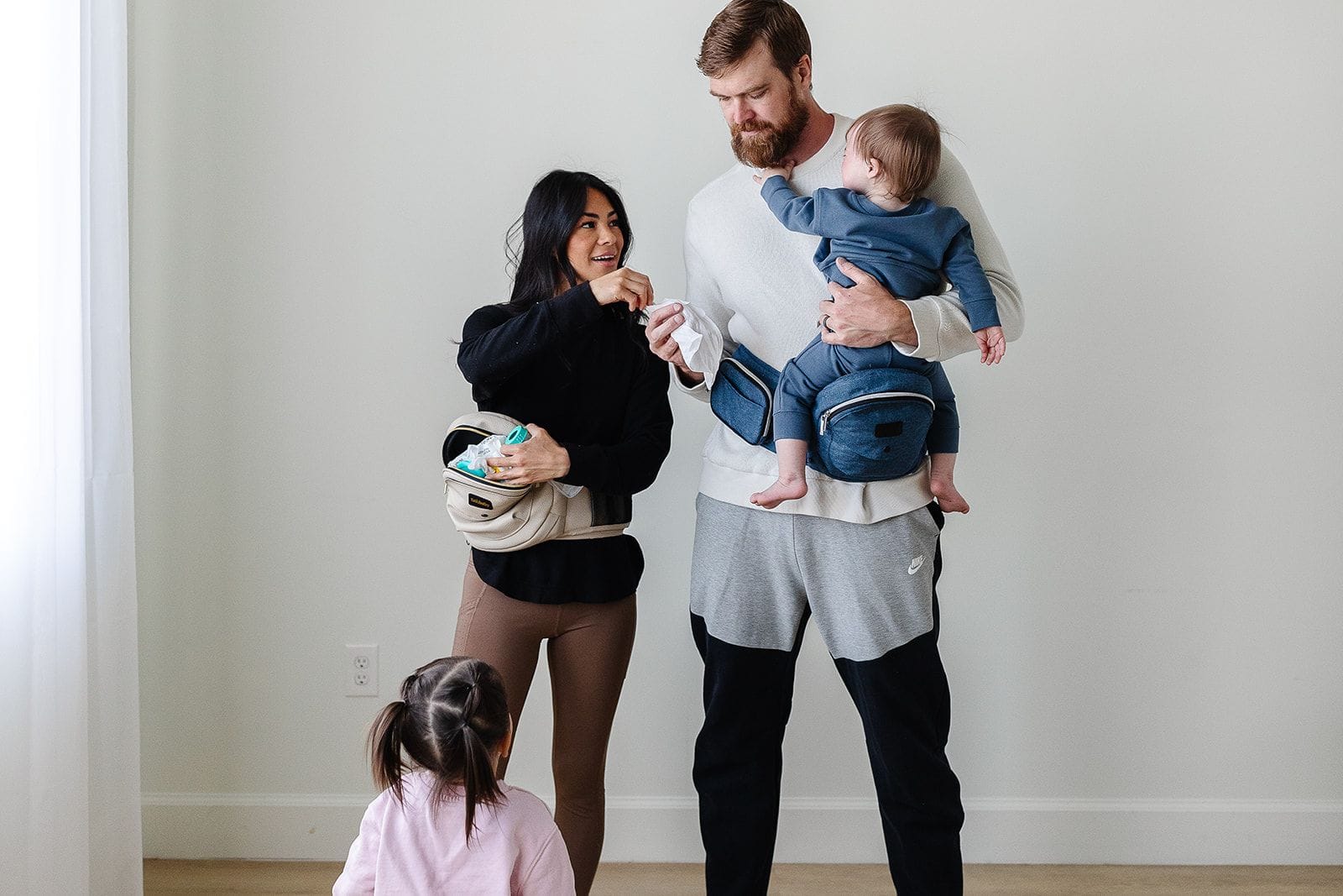 Hands free baby hip carrier