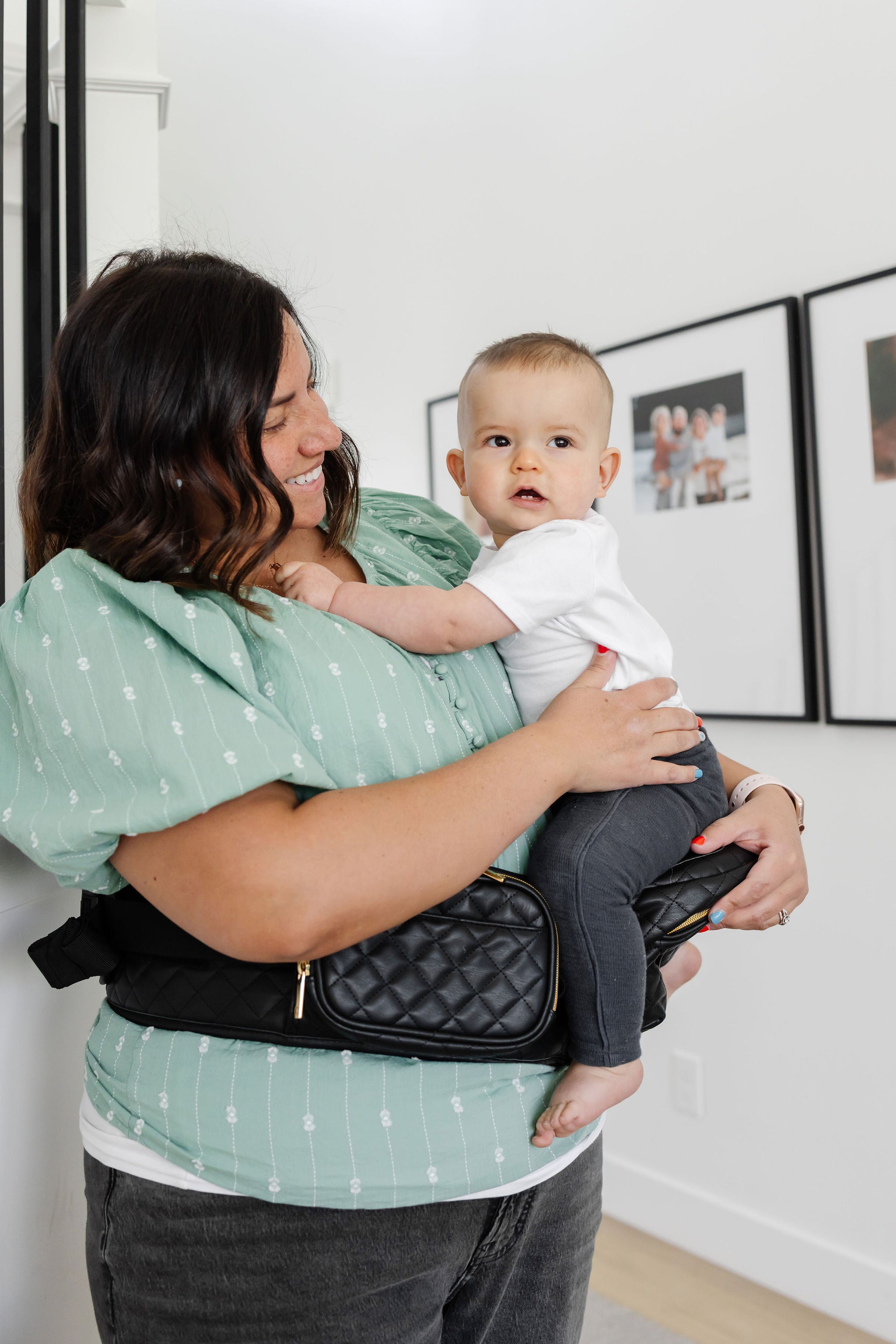 Hands free baby hip carrier