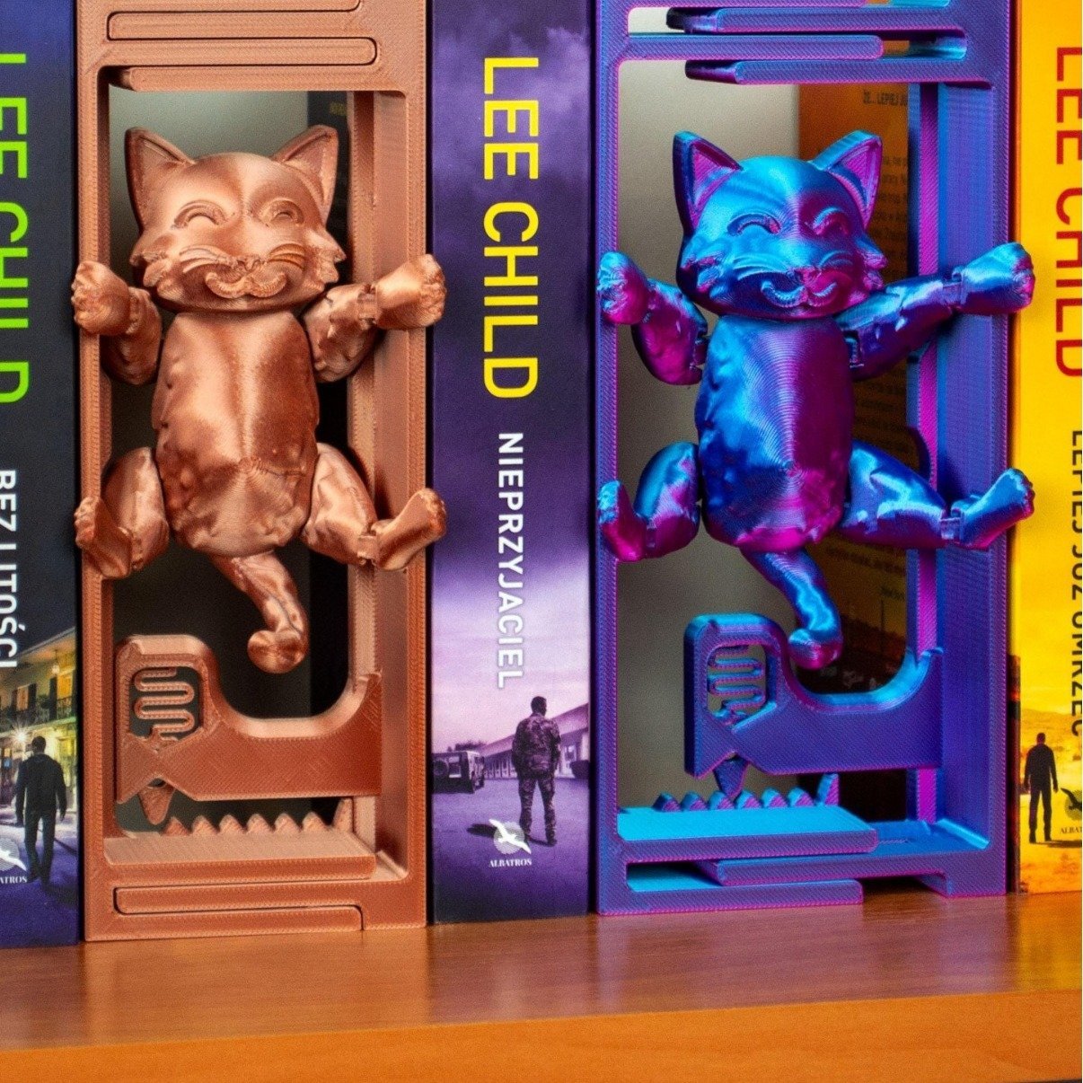 Hanging Cat Adjustable Bookends