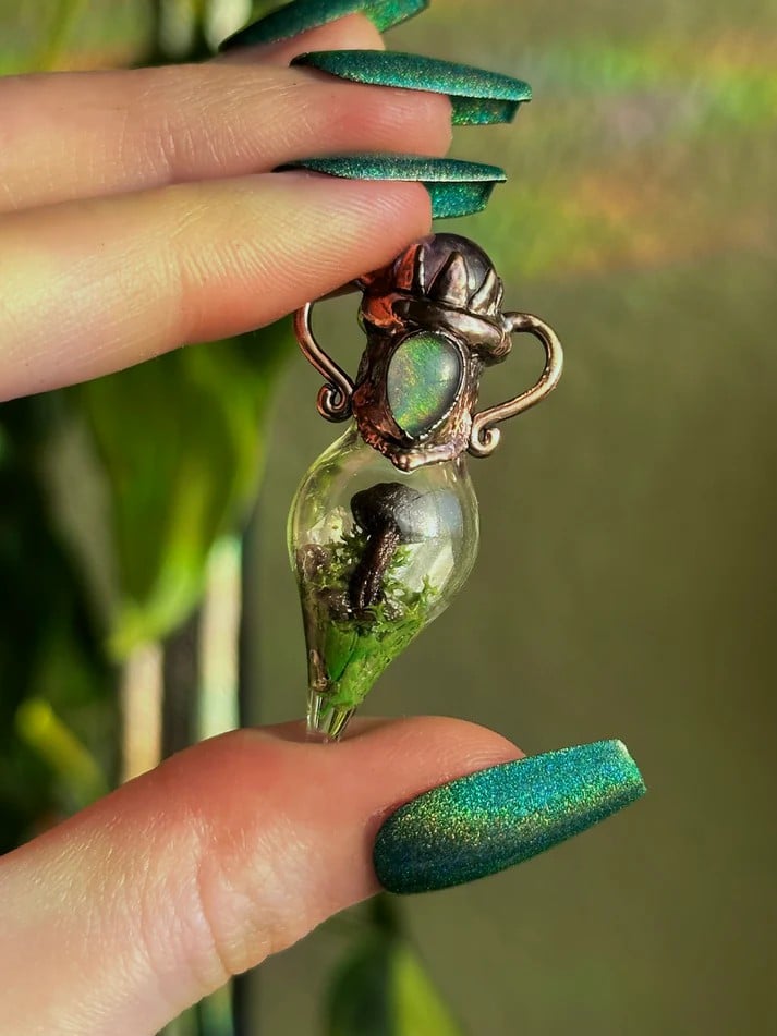 Mini Mushroom Terrarium Pendant – A Tiny Sanctuary of Serenity