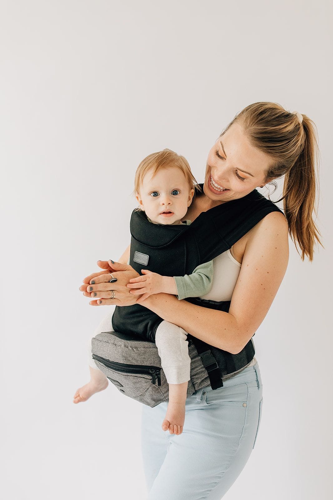 Hands free baby hip carrier