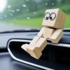 Charmante kleine Holzfigur, die mit 12 magnetischen Ausdrücken schwankt