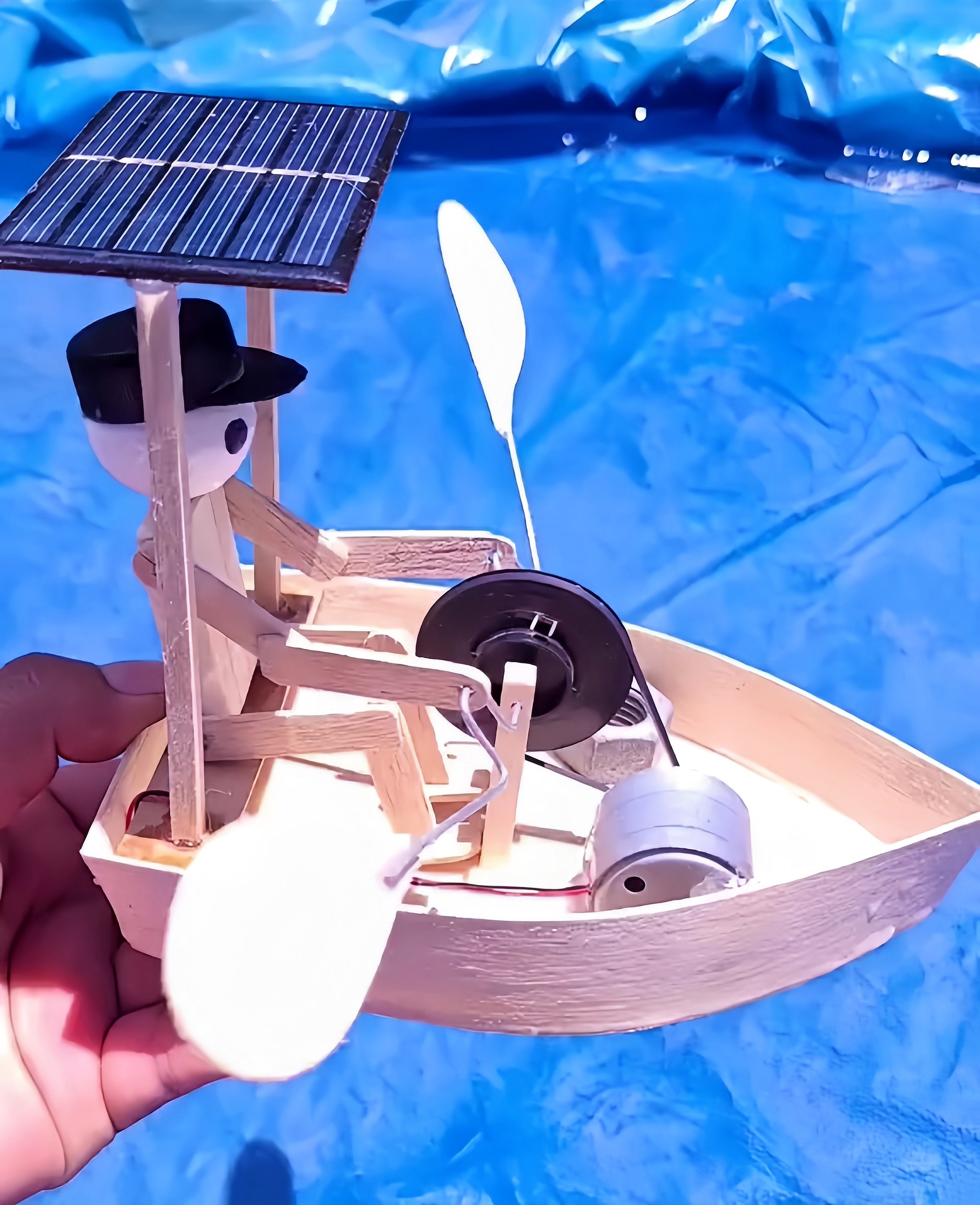 💖Solar-Powered Rowing Robot