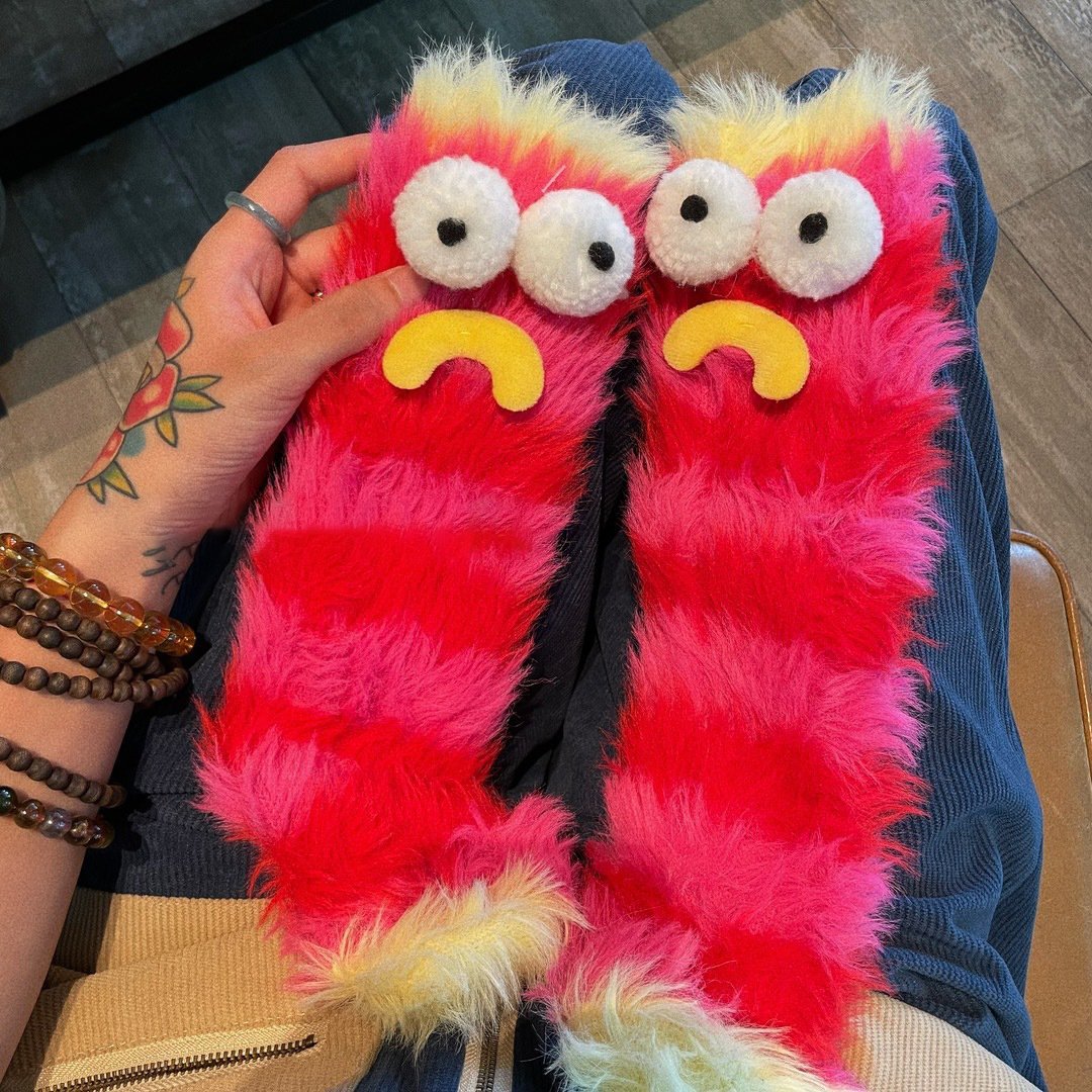 👾Entfessle die Niedlichkeit❄️Warme & kuschelige flauschige Cartoon-Monster-Socken!🧦