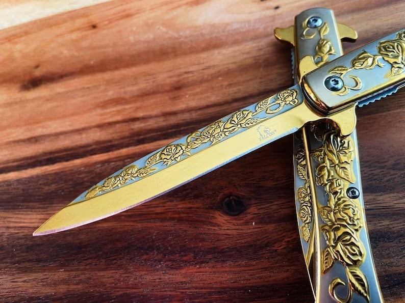 🌹 Handcrafted Rose-Inlaid Folding Blade