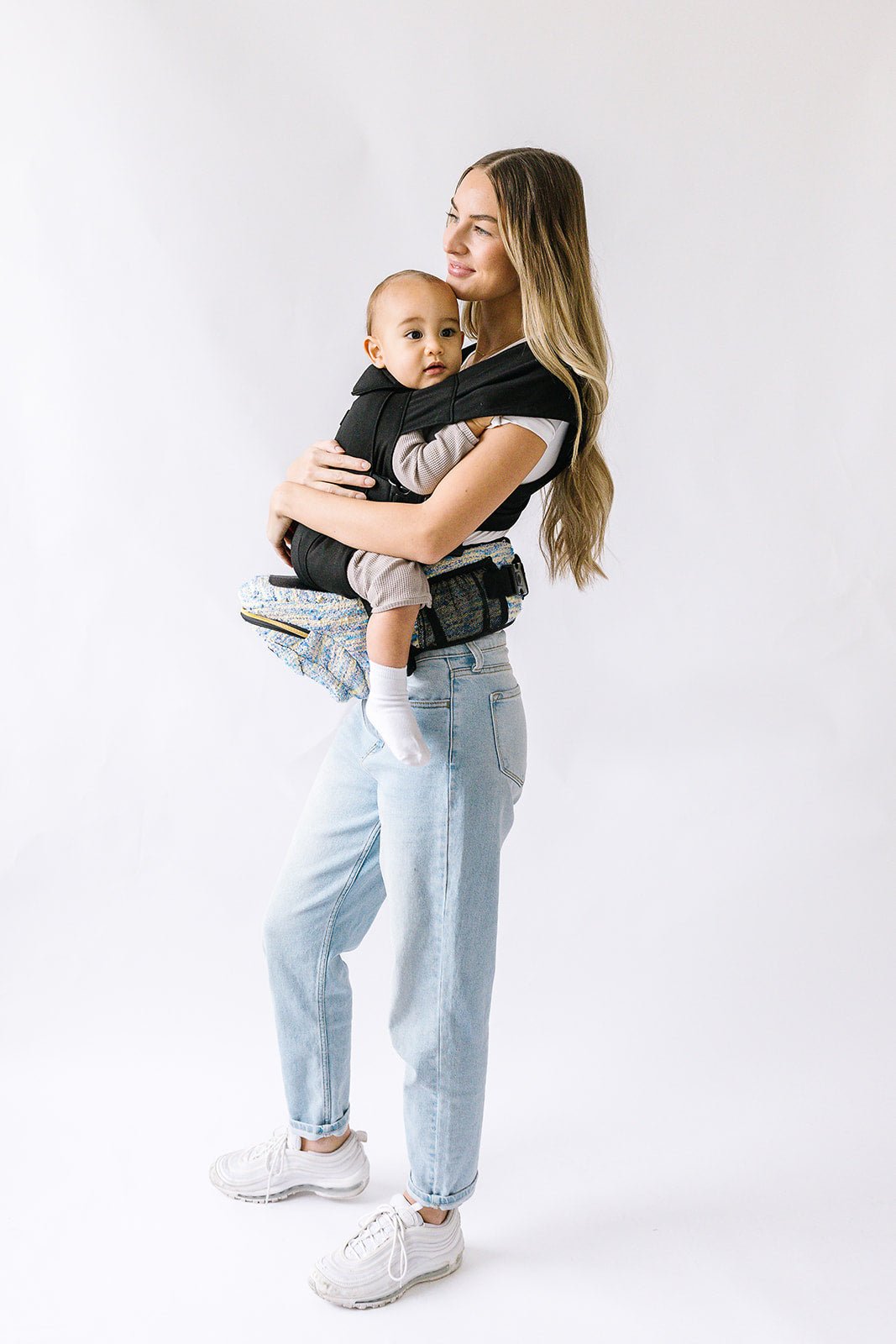 Hands free baby hip carrier