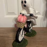 💥LAST DAY SALE 50% OFF💥Ghost With Pink Pumpkin Riding Bicycle Halloween Decor