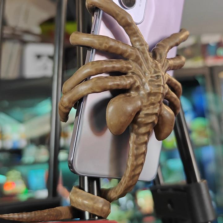 🔥Limited edition movie premiums: Facehugger Phone Holder