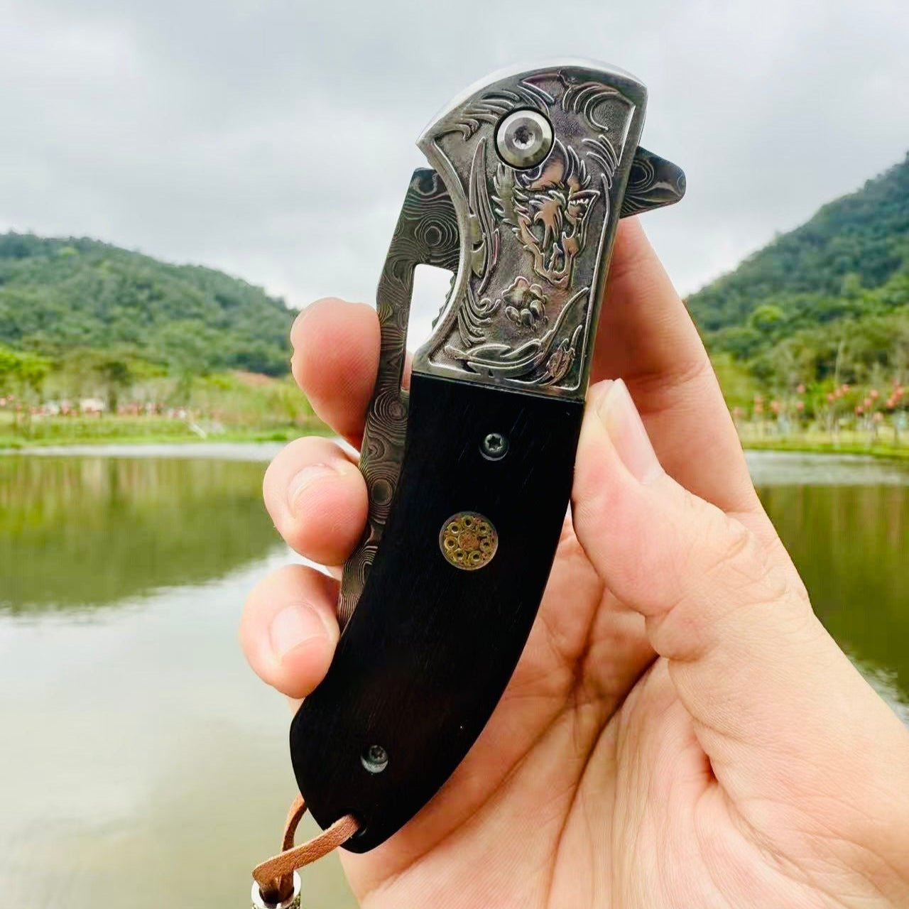 Wolf Fang Damascus Knife