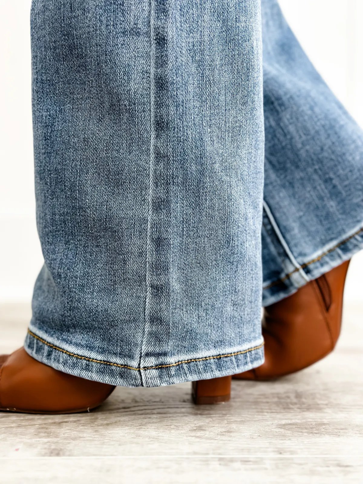 🔥Letzter Tag 49% RABATT💕Bootcut-Jeans mit mittelhohem Bund und Knopfleiste