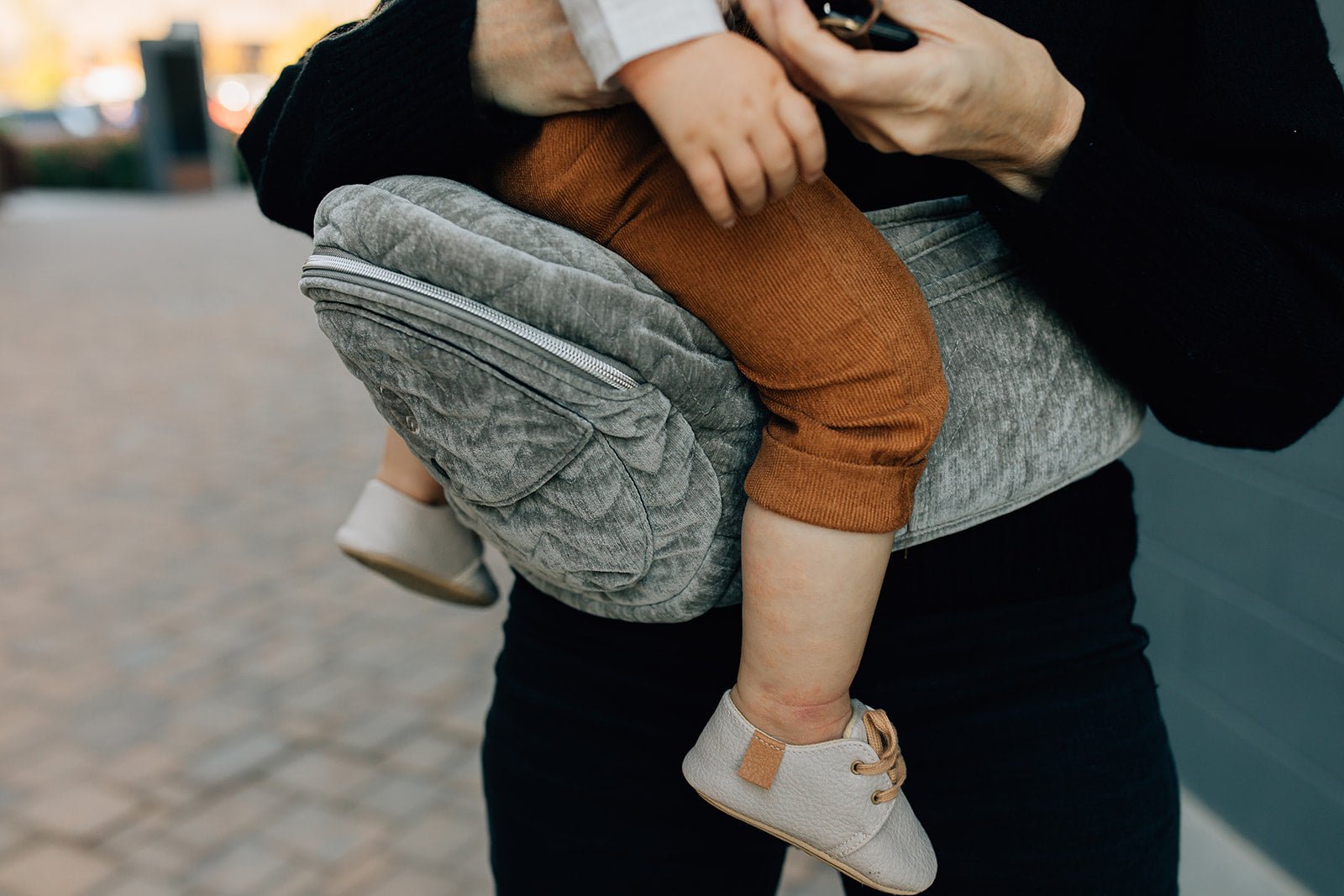 Hands free baby hip carrier