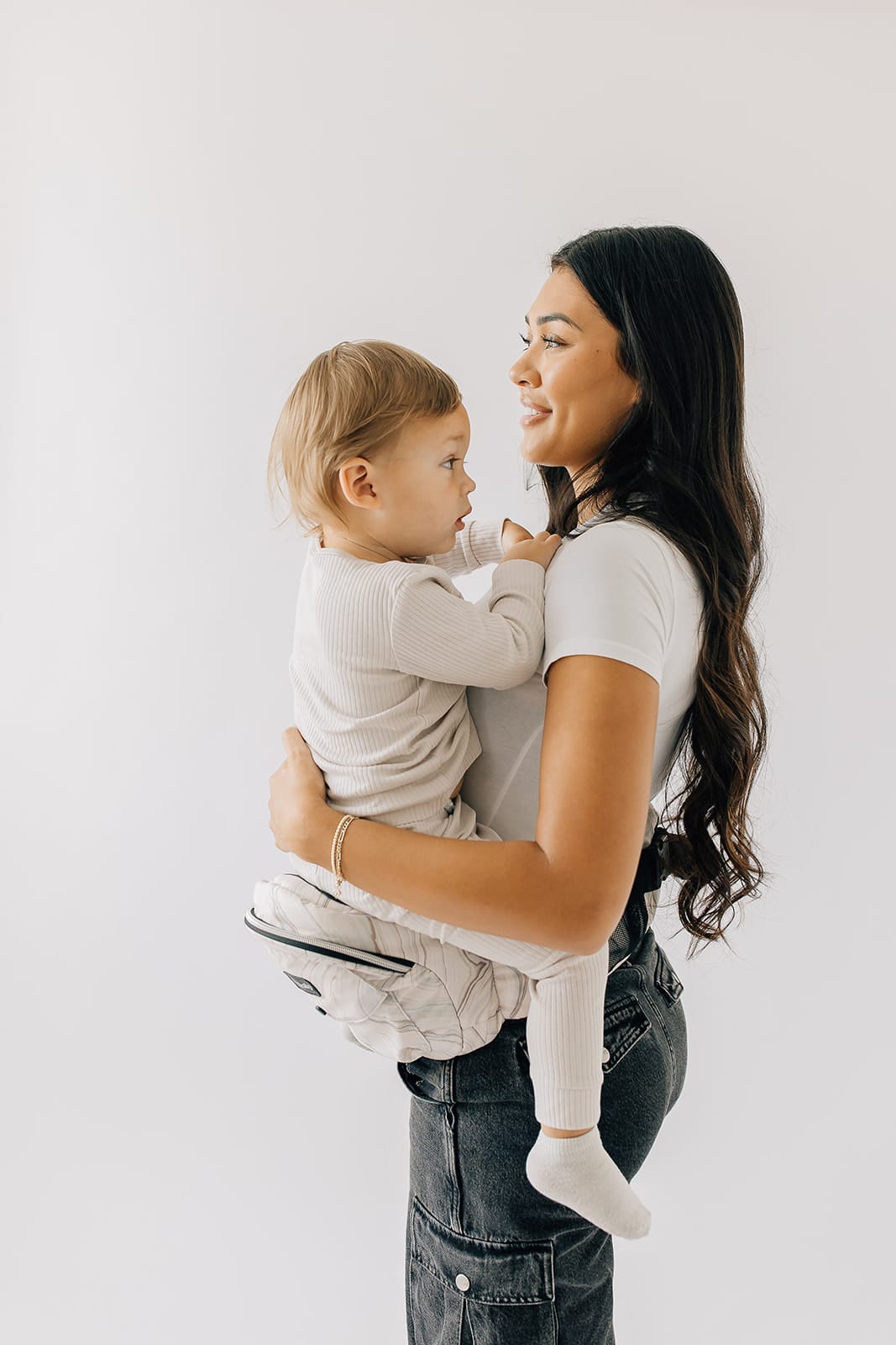 Hands free baby hip carrier