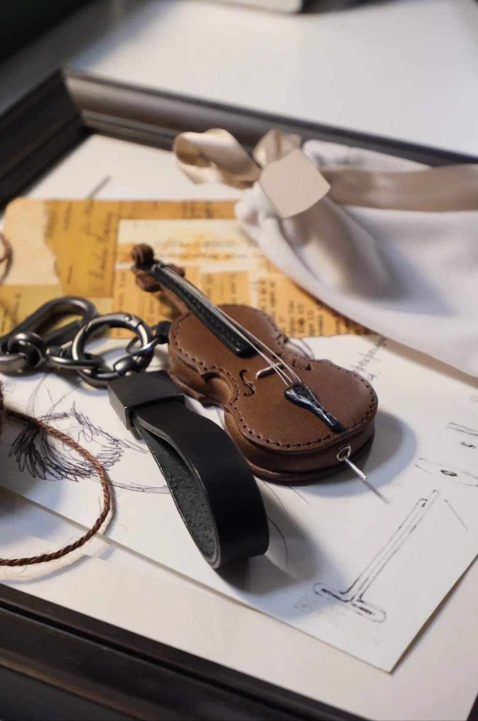 🔥Hot Sale 49% OFF🎁Crafted Leather Violin & Cello Keychain🎻