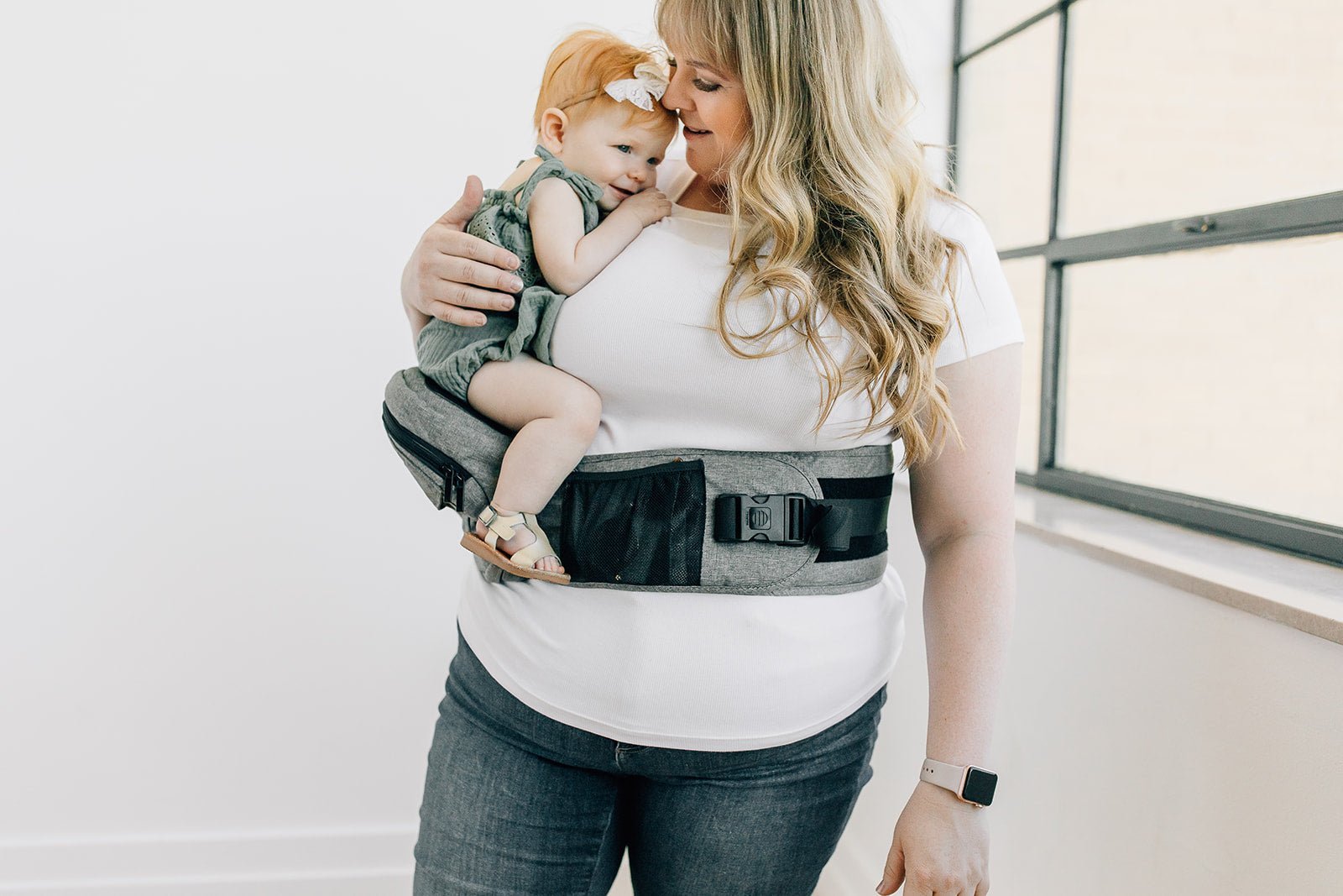 Hands free baby hip carrier