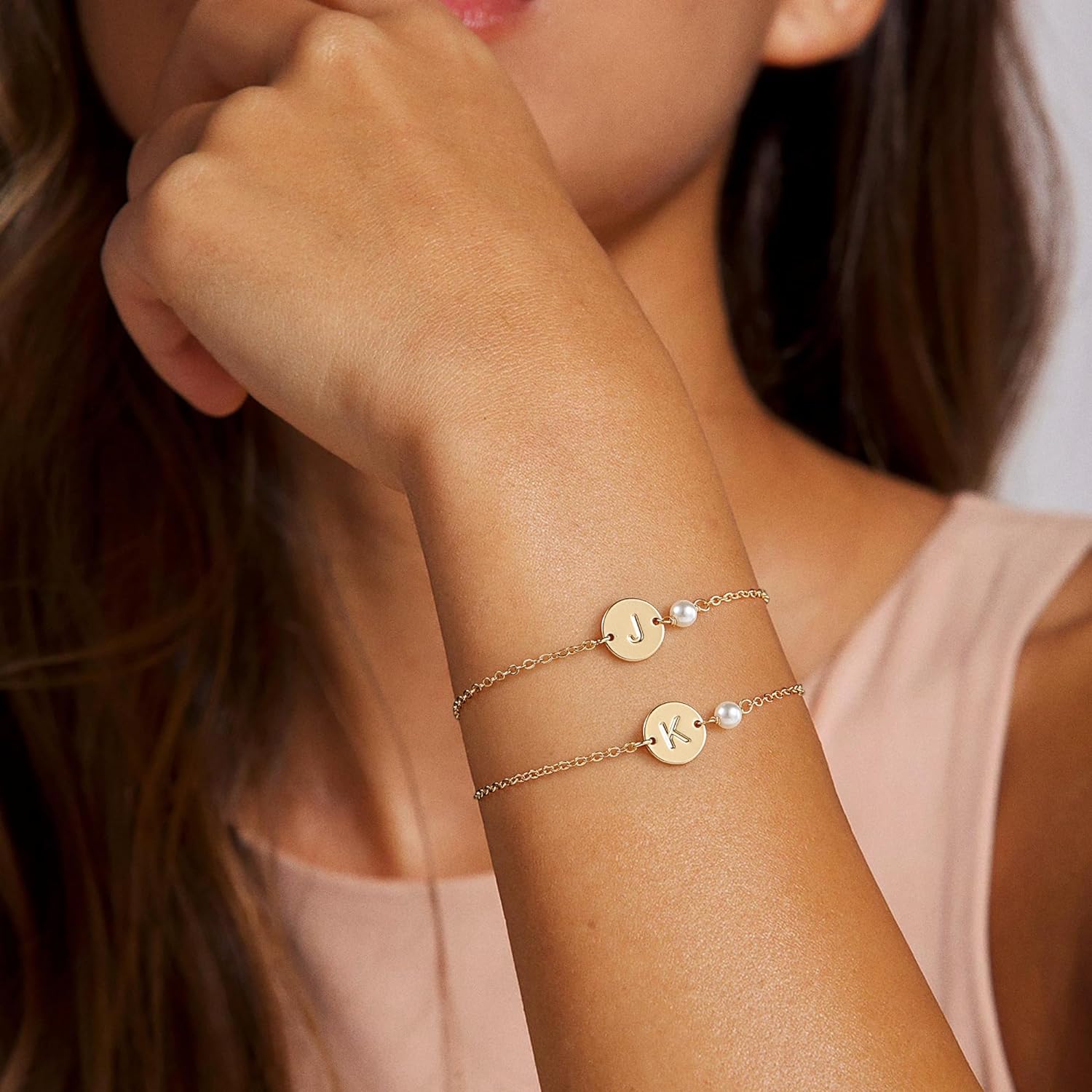 Turandoss Gold Initial Bracelets for Women - Personalized Gold Bracelets for Women Teen Girls Pearl Initial Bracelets for Girls Women Disc Monogram Bracelets Gold Jewelry for Women Teen Girl Gifts