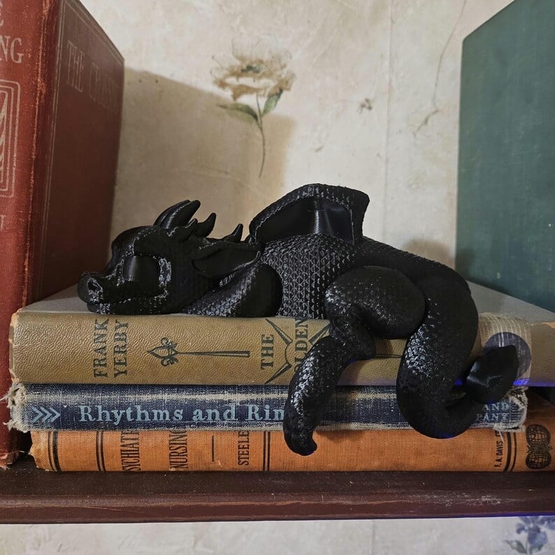 🔥🔥2025 Mother's Day Gift 49% Off--📚3D Printing Sleeping Bookshelf Dragon