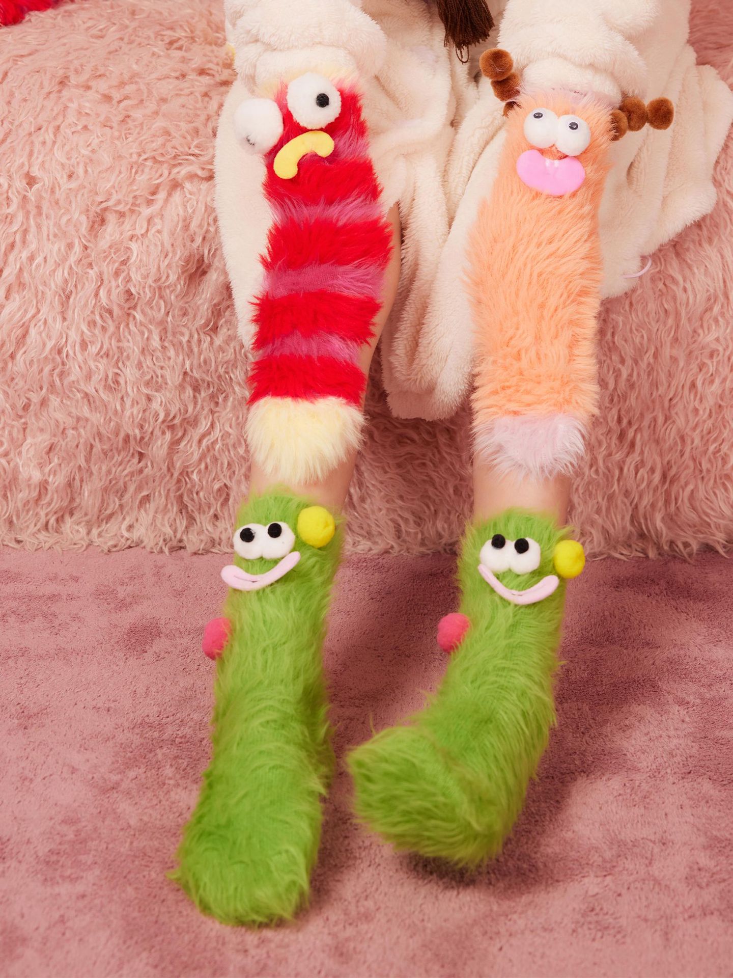 👾Entfessle die Niedlichkeit❄️Warme & kuschelige flauschige Cartoon-Monster-Socken!🧦