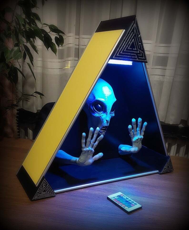3D Alien Big Triangle Diorama Lamp