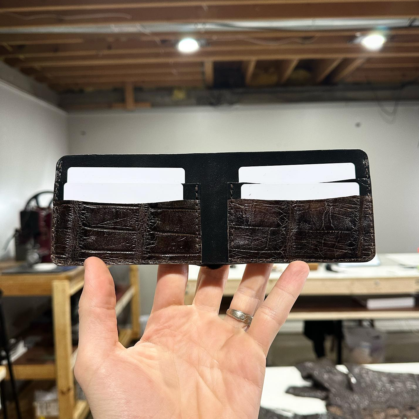 𝐃𝐚𝐯𝐢𝐝 𝐋𝐞𝐚𝐭𝐡𝐞𝐫 𝐂𝐫𝐚𝐟𝐭® Handmade Alligator Texture Wallet - Ready to Ship