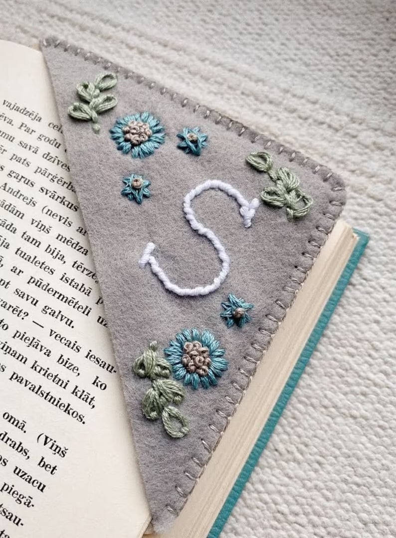 (🎁🎄CHRISTMAS EARLY SALE )Personalized hand embroidered corner bookmark