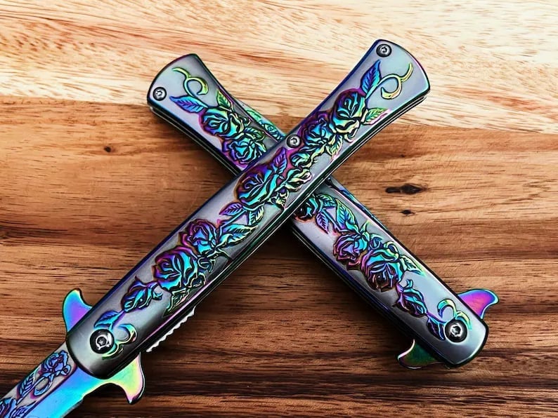 Gold Rose Engraved Fantasy Stiletto Knife(𝐊𝐞𝐯𝐢𝐧 𝐂𝐚𝐬𝐞𝐲 𝐇𝐚𝐧𝐝𝐦𝐚𝐝𝐞®)