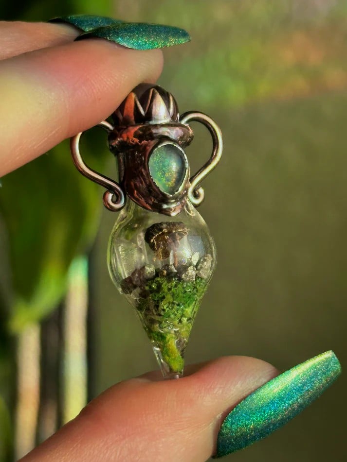 Mini Mushroom Terrarium Pendant – A Tiny Sanctuary of Serenity