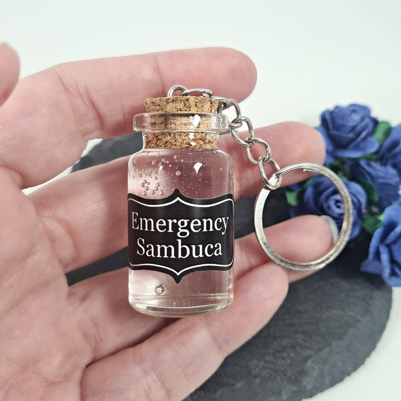 🥃Funny Emergency Liquor Keychain – Mini Bottle for Quick Relief!