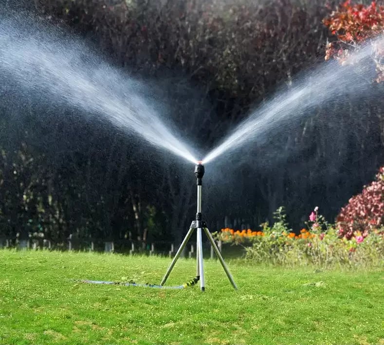 🎁TikTok Last Day Sale - 70% OFF🔥Rotating Tripod Sprinkler