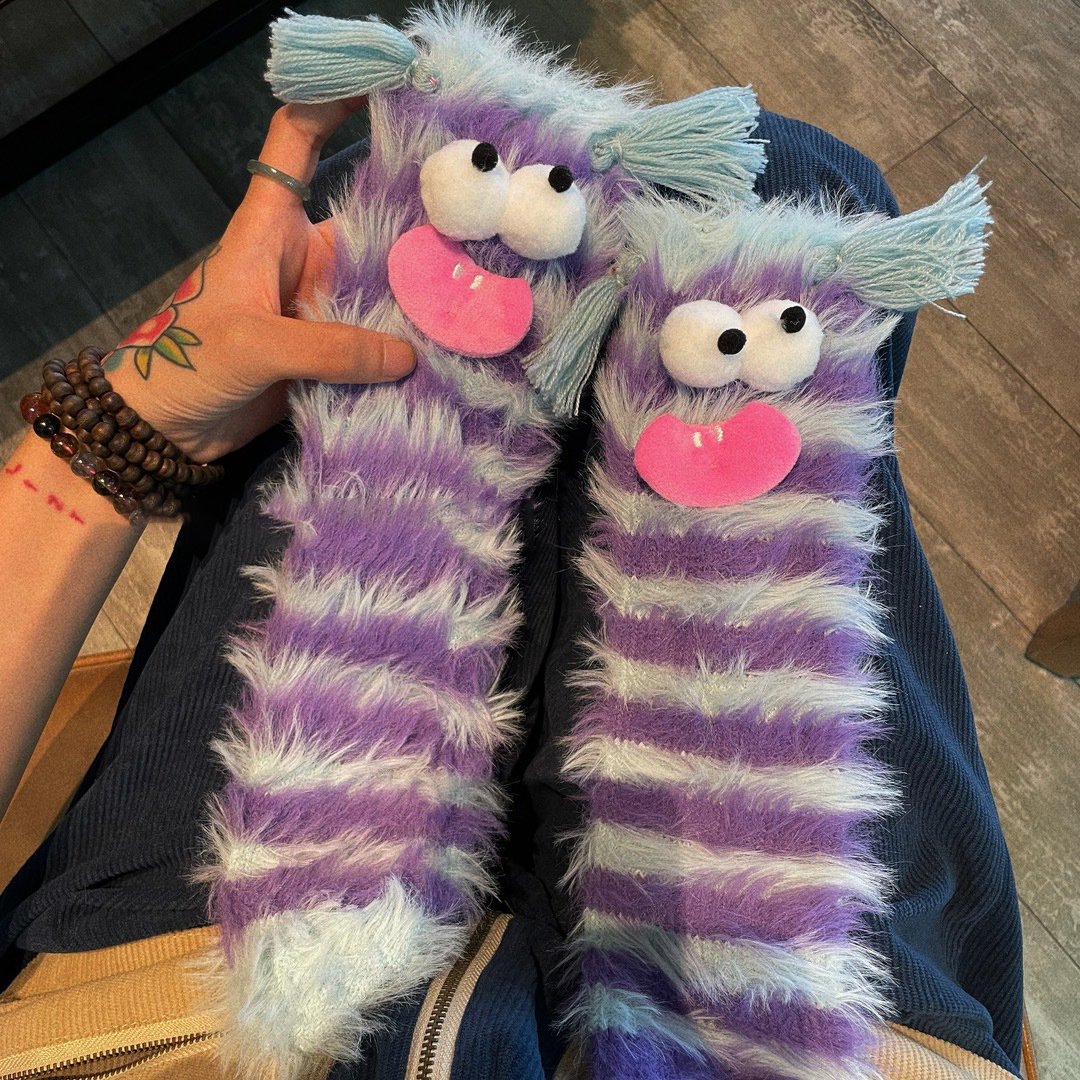👾Entfessle die Niedlichkeit❄️Warme & kuschelige flauschige Cartoon-Monster-Socken!🧦