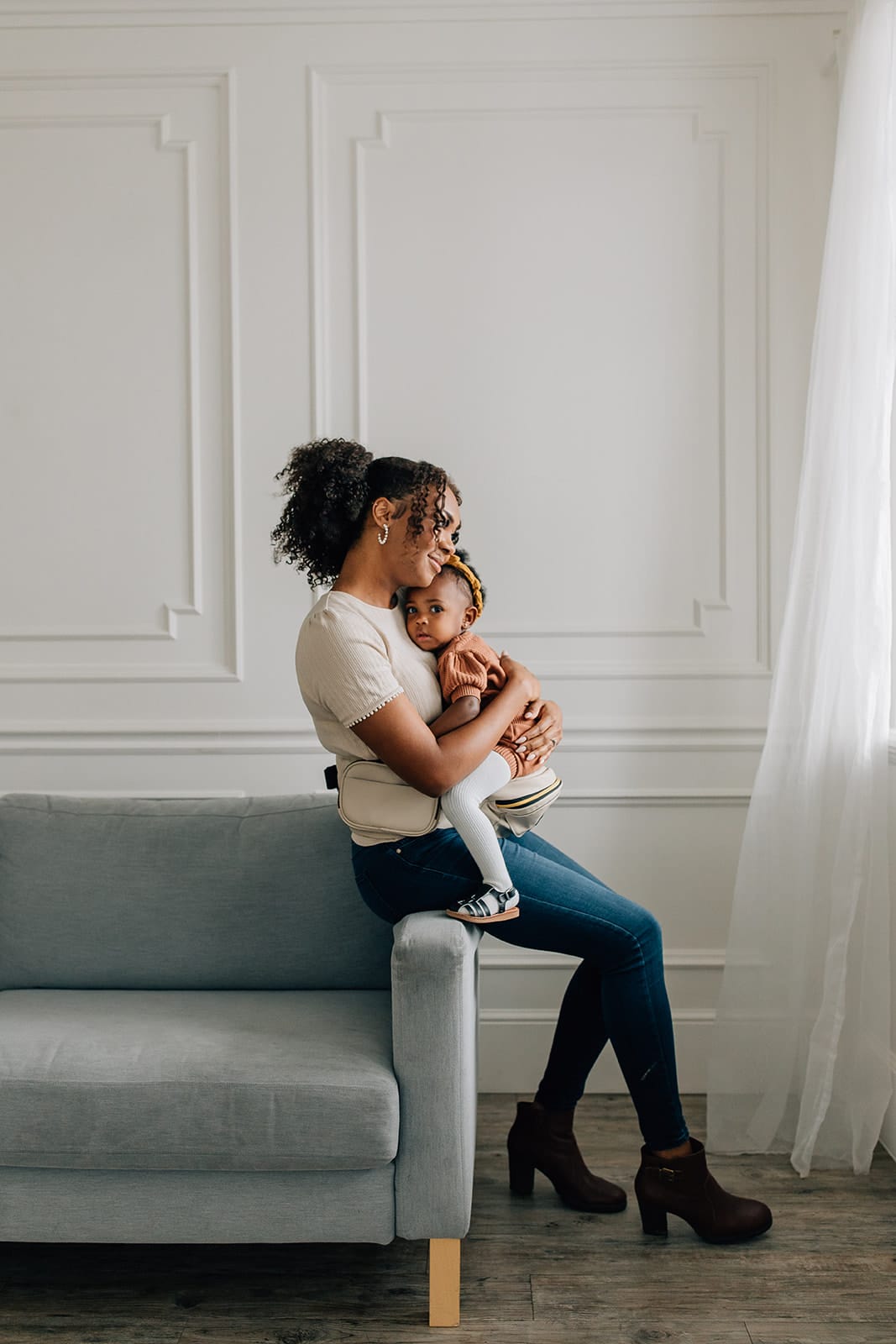 Hands free baby hip carrier