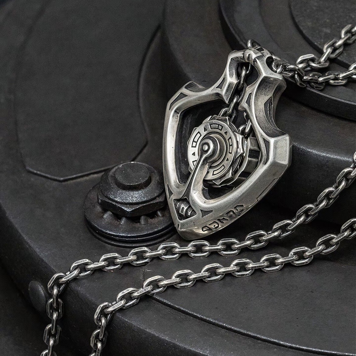 🔥Black Friday Sale⚙️Shuttler Mechanical Rotatable Gear Pendant Necklace