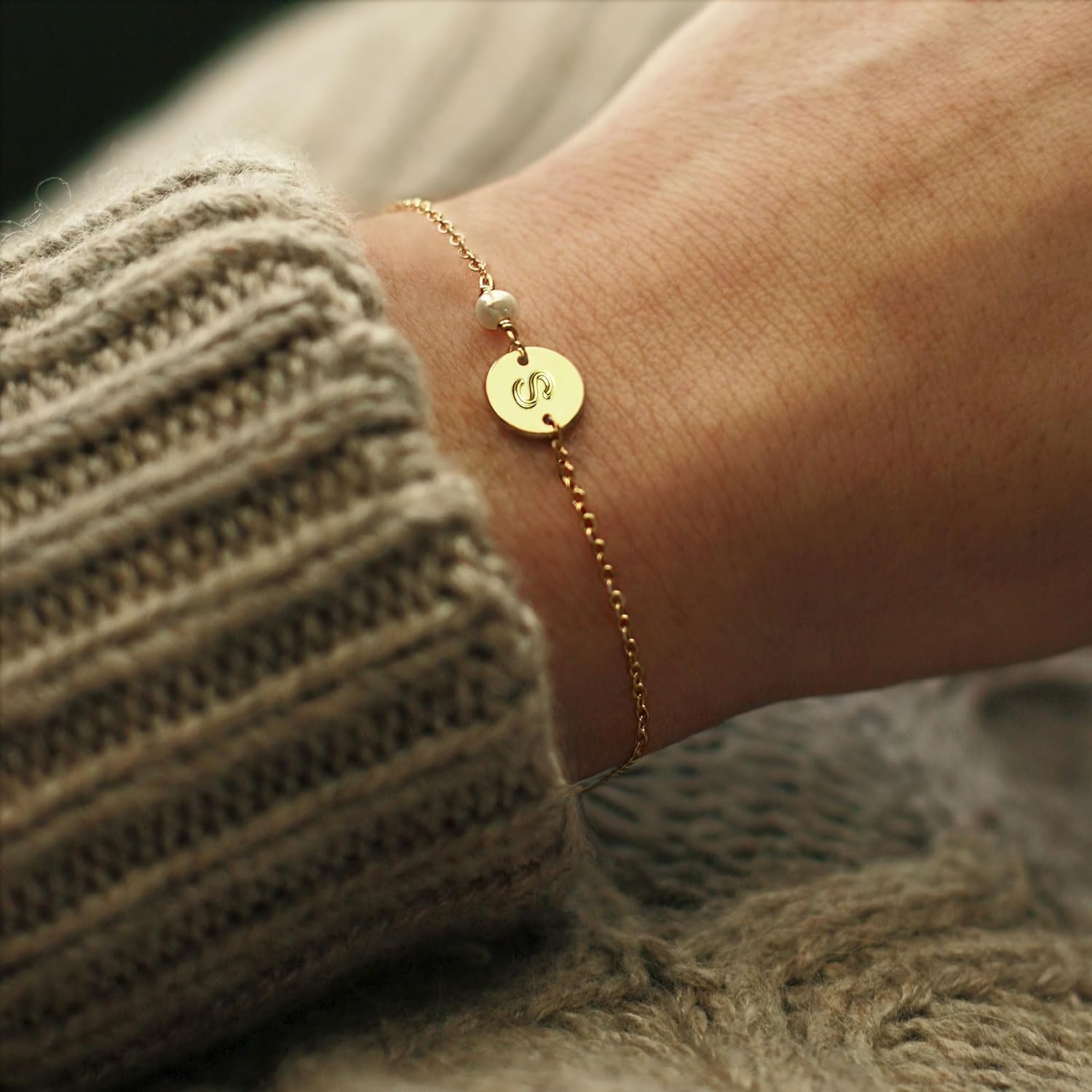 Turandoss Gold Initial Bracelets for Women - Personalized Gold Bracelets for Women Teen Girls Pearl Initial Bracelets for Girls Women Disc Monogram Bracelets Gold Jewelry for Women Teen Girl Gifts