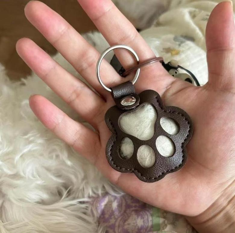 Last Day Promotion 70% OFF - 🐾Pet Paw Shaped Leather Keychain