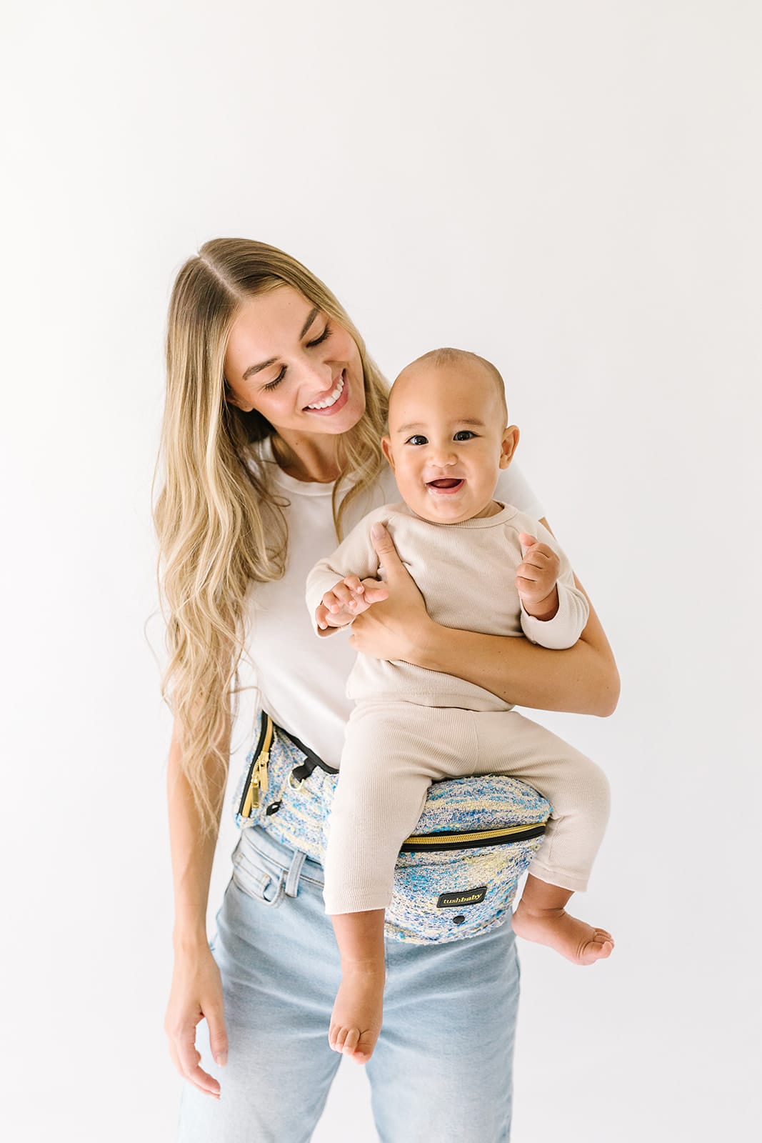 Hands free baby hip carrier