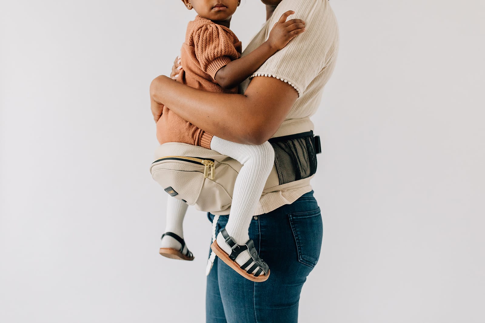 Hands free baby hip carrier