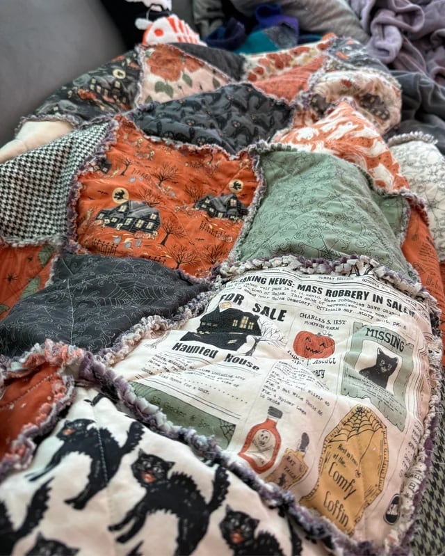 🎃 Vintage-Style Halloween Patchwork Quilt