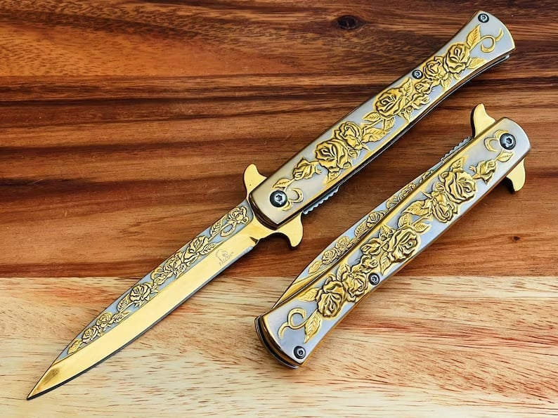 Gold Rose Engraved Fantasy Stiletto Knife(𝐊𝐞𝐯𝐢𝐧 𝐂𝐚𝐬𝐞𝐲 𝐇𝐚𝐧𝐝𝐦𝐚𝐝𝐞®)