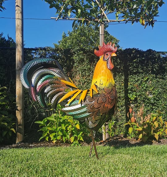 Iron rooster-Amazing detail and beautiful colours-Lawn & garden art